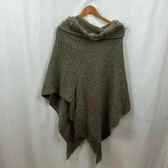 No brand acrylic knit poncho with fringe. A gray/green color - Picture 1 of 3